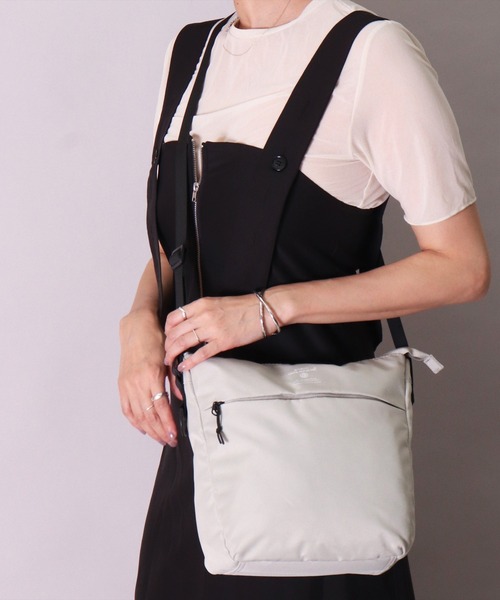 anello（アネロ）の「(LF)【anello】4ポケット シンプル 縦長 ショルダーバッグ（ショルダーバッグ・レディース・ネイビー/ライトベージュ/ブラック・ONE SIZE）」の3枚目の写真