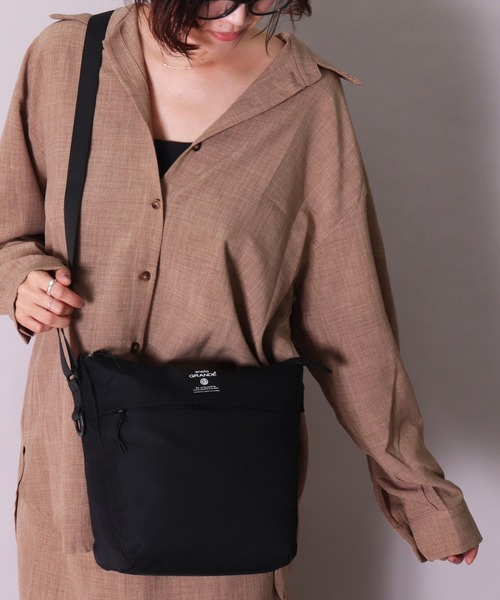 anello（アネロ）の「(LF)【anello】4ポケット シンプル 縦長 ショルダーバッグ（ショルダーバッグ・レディース・ネイビー/ライトベージュ/ブラック・ONE SIZE）」の2枚目の写真