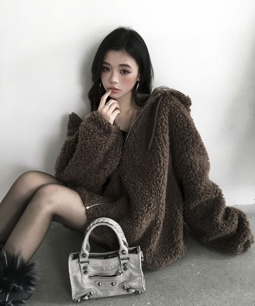 VEILA(ヴェイラ)の「ボア×ニュアンス柄 リバーシブルフーディジャケット(ムートンコート・レディース・ブラウン・M/S)」の2枚目の写真
