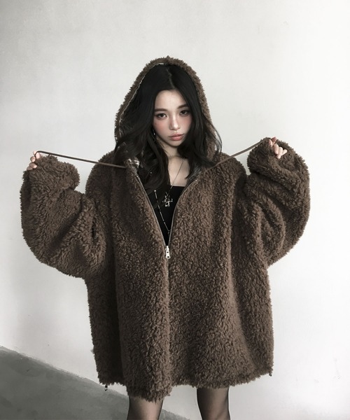 VEILA(ヴェイラ)の「ボア×ニュアンス柄 リバーシブルフーディジャケット(ムートンコート・レディース・ブラウン・M/S)」の3枚目の写真