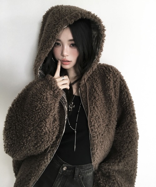 VEILA(ヴェイラ)の「ボア×ニュアンス柄 リバーシブルフーディジャケット(ムートンコート・レディース・ブラウン・M/S)」の5枚目の写真