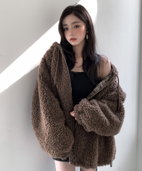 VEILA(ヴェイラ)の「ボア×ニュアンス柄 リバーシブルフーディジャケット(ムートンコート・レディース・ブラウン・M/S)」の6枚目の写真