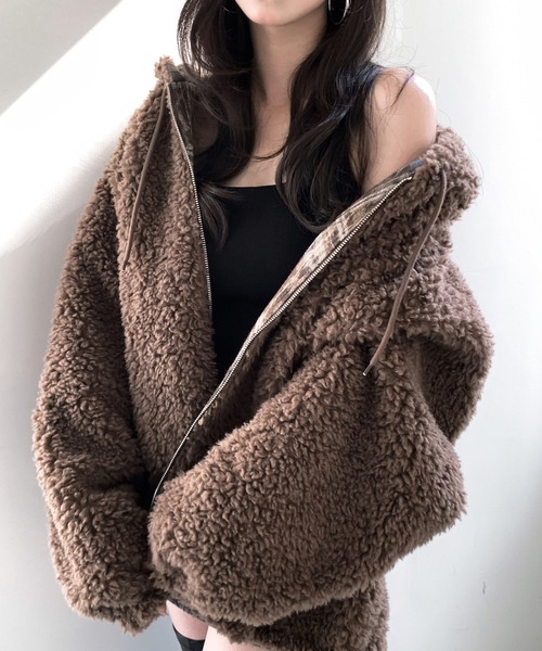 VEILA(ヴェイラ)の「ボア×ニュアンス柄 リバーシブルフーディジャケット(ムートンコート・レディース・ブラウン・M/S)」の7枚目の写真