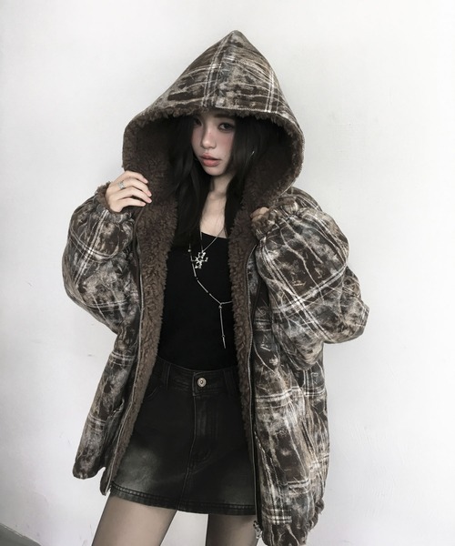 VEILA(ヴェイラ)の「ボア×ニュアンス柄 リバーシブルフーディジャケット(ムートンコート・レディース・ブラウン・M/S)」の11枚目の写真