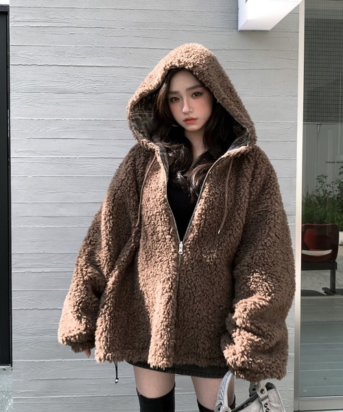 VEILA(ヴェイラ)の「ボア×ニュアンス柄 リバーシブルフーディジャケット(ムートンコート・レディース・ブラウン・M/S)」の16枚目の写真