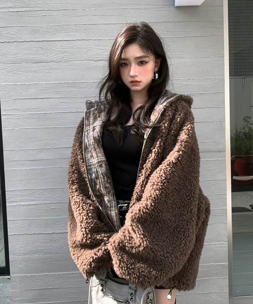 VEILA(ヴェイラ)の「ボア×ニュアンス柄 リバーシブルフーディジャケット(ムートンコート・レディース・ブラウン・M/S)」の17枚目の写真