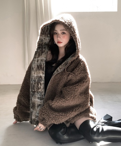VEILA(ヴェイラ)の「ボア×ニュアンス柄 リバーシブルフーディジャケット(ムートンコート・レディース・ブラウン・M/S)」の19枚目の写真