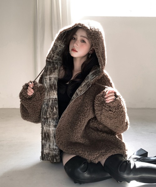 VEILA(ヴェイラ)の「ボア×ニュアンス柄 リバーシブルフーディジャケット(ムートンコート・レディース・ブラウン・M/S)」の20枚目の写真
