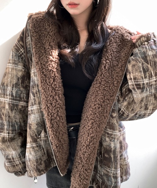 VEILA(ヴェイラ)の「ボア×ニュアンス柄 リバーシブルフーディジャケット(ムートンコート・レディース・ブラウン・M/S)」の21枚目の写真