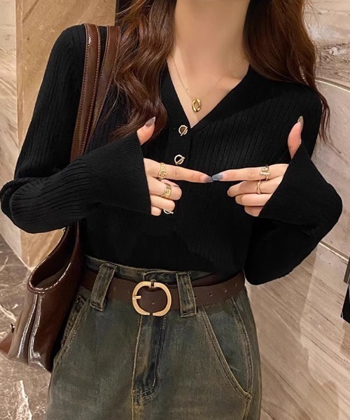 COCOMOMO(ココモモ)の「Vネックニット リブニット 金具ボタン ニット 長袖 レイヤードトップス 秋服 冬服(ニット/セーター・レディース・ブラック/ベージュ/グレー・FREE)」の6枚目の写真