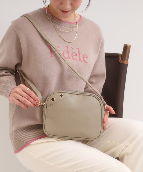 SHOO・LA・RUE(シューラルー)の「ハトメボックスショルダーバッグ(ショルダーバッグ・レディース・ナチュラル/ブラック/ボルドー・00)」の1枚目の写真