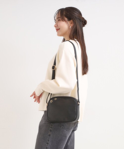 SHOO・LA・RUE(シューラルー)の「ハトメボックスショルダーバッグ(ショルダーバッグ・レディース・ナチュラル/ブラック/ボルドー・00)」の5枚目の写真