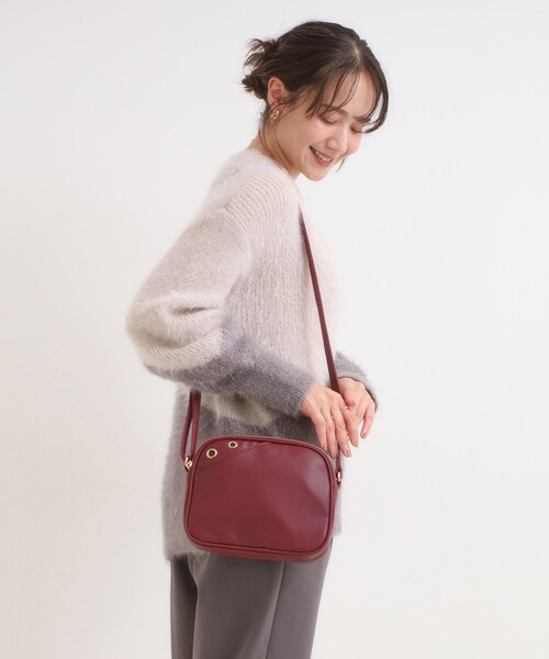 SHOO・LA・RUE(シューラルー)の「ハトメボックスショルダーバッグ(ショルダーバッグ・レディース・ナチュラル/ブラック/ボルドー・00)」の6枚目の写真