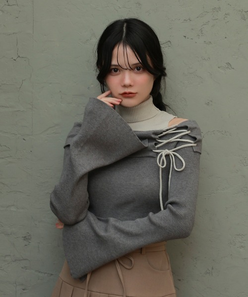 M DOLLY(エムドリー)の「*M DOLLY original* lace up terra knit tops/レースアップテッラニットトップス(ニット/セーター・レディース・ベージュ/グレー・FREE)」の2枚目の写真