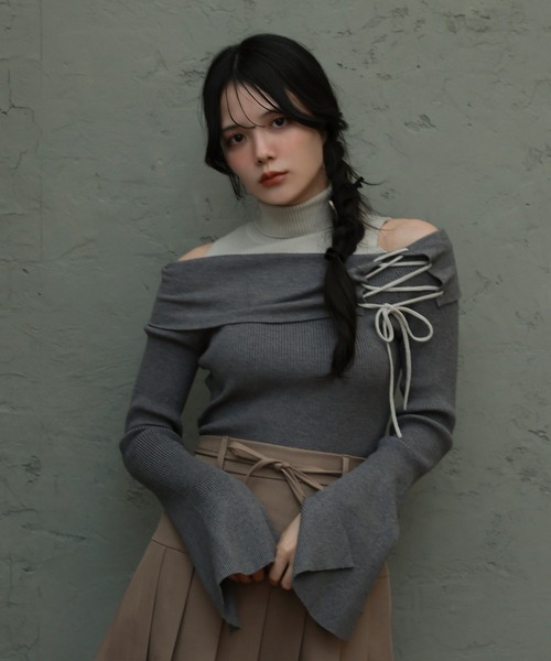 M DOLLY(エムドリー)の「*M DOLLY original* lace up terra knit tops/レースアップテッラニットトップス(ニット/セーター・レディース・ベージュ/グレー・FREE)」の4枚目の写真