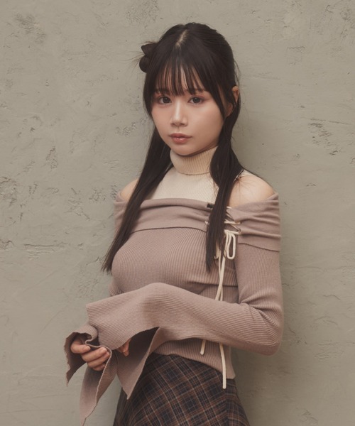 M DOLLY(エムドリー)の「*M DOLLY original* lace up terra knit tops/レースアップテッラニットトップス(ニット/セーター・レディース・ベージュ/グレー・FREE)」の11枚目の写真