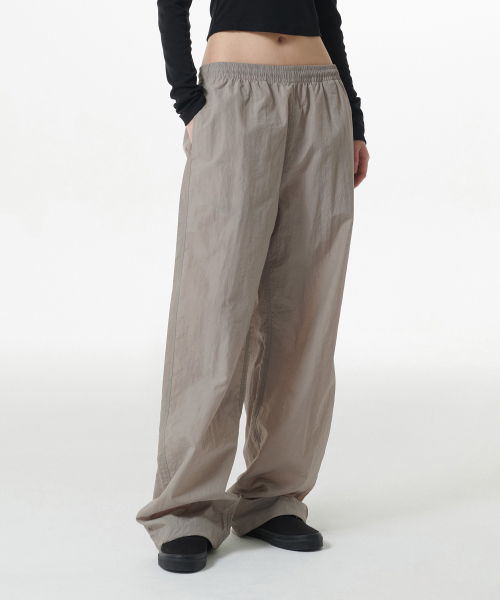 MUSINSA STANDARD WOMAN（ムシンサスタンダードウーマン）の「ウィメンズナイロンワイドストリングパンツ[グレーシュベージュ]（その他パンツ・レディース・その他・24/26/28/30）」の2枚目の写真