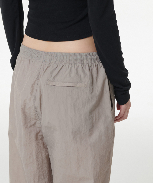 MUSINSA STANDARD WOMAN（ムシンサスタンダードウーマン）の「ウィメンズナイロンワイドストリングパンツ[グレーシュベージュ]（その他パンツ・レディース・その他・24/26/28/30）」の5枚目の写真