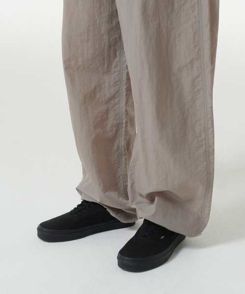 MUSINSA STANDARD WOMAN（ムシンサスタンダードウーマン）の「ウィメンズナイロンワイドストリングパンツ[グレーシュベージュ]（その他パンツ・レディース・その他・24/26/28/30）」の8枚目の写真