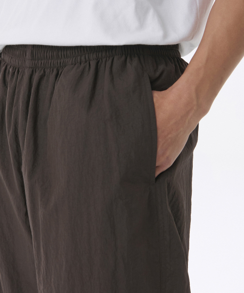 MUSINSA STANDARD（ムシンサスタンダード）の「裏起毛ナイロンワイドストリングパンツ[ブラウン]（その他パンツ・メンズ・その他・40/42/30/26/28/32/34/36/38）」の4枚目の写真