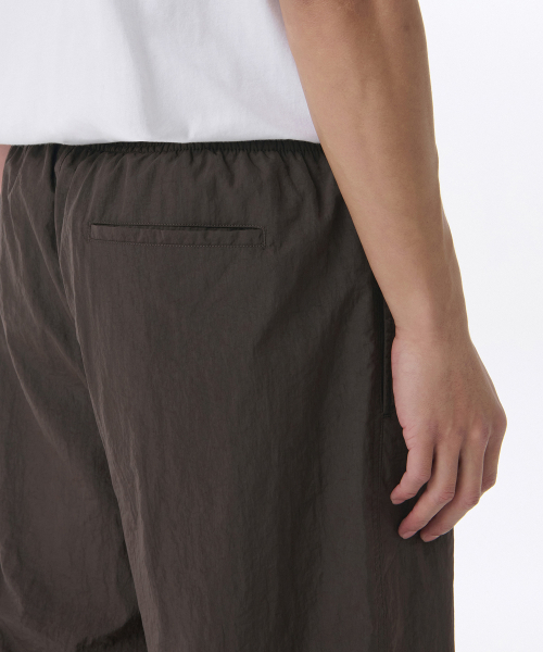 MUSINSA STANDARD（ムシンサスタンダード）の「裏起毛ナイロンワイドストリングパンツ[ブラウン]（その他パンツ・メンズ・その他・40/42/30/26/28/32/34/36/38）」の5枚目の写真