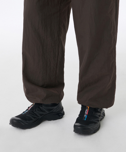 MUSINSA STANDARD（ムシンサスタンダード）の「裏起毛ナイロンワイドストリングパンツ[ブラウン]（その他パンツ・メンズ・その他・40/42/30/26/28/32/34/36/38）」の8枚目の写真
