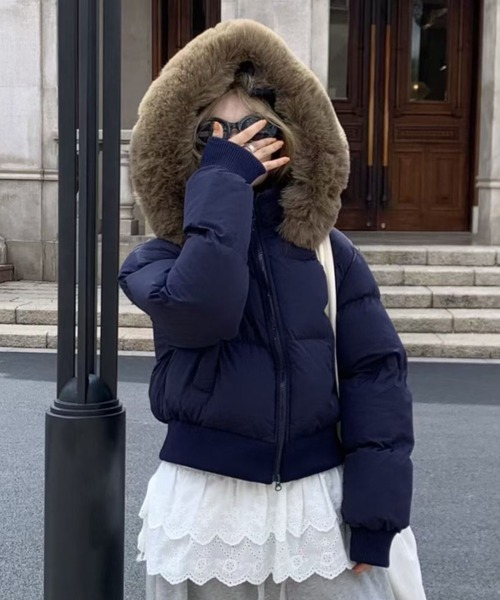 最終値下げ未使用に近い美品ファー付きネイビーのダウンジャケット エコファーフード付き中綿ダウンジャケット（ダウンジャケット/コート