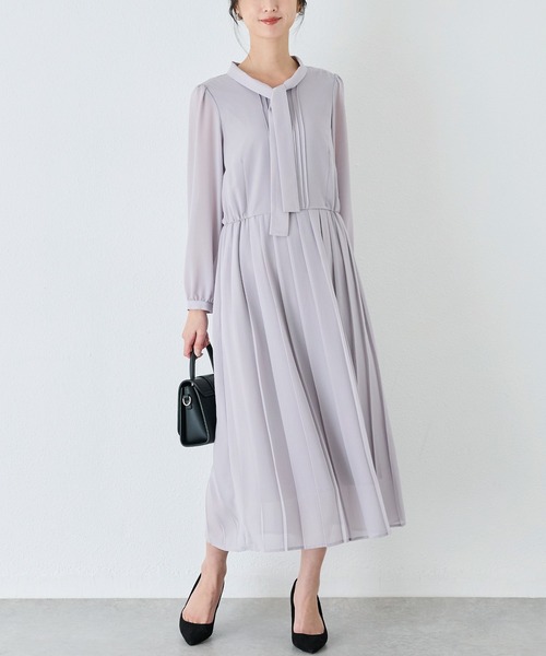 INCEDE（インシード）の「ボウタイ プリーツワンピース（ワンピース・レディース・ライトグレー/ネイビー・M/L/LL）」の2枚目の写真