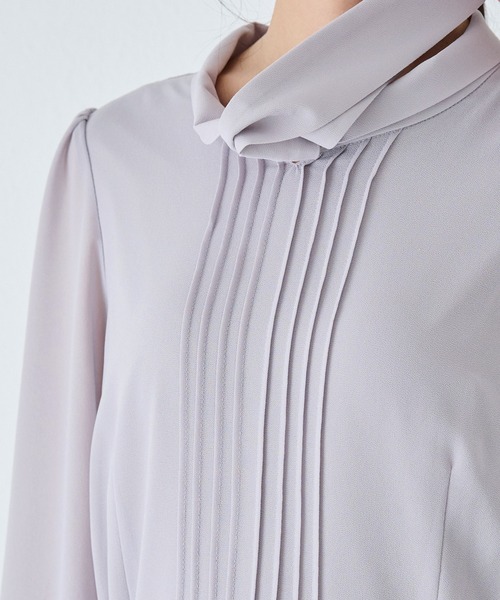 INCEDE（インシード）の「ボウタイ プリーツワンピース（ワンピース・レディース・ライトグレー/ネイビー・M/L/LL）」の8枚目の写真