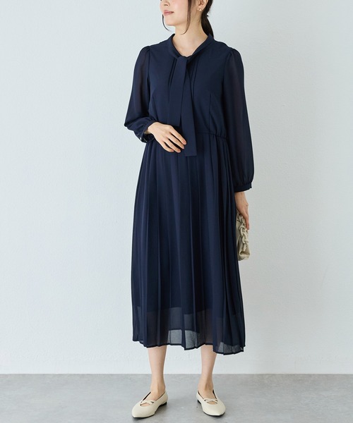 INCEDE（インシード）の「ボウタイ プリーツワンピース（ワンピース・レディース・ライトグレー/ネイビー・M/L/LL）」の21枚目の写真