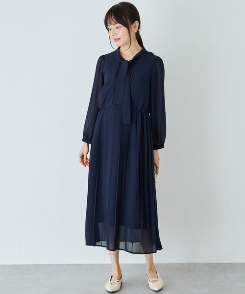 INCEDE（インシード）の「ボウタイ プリーツワンピース（ワンピース・レディース・ライトグレー/ネイビー・M/L/LL）」の22枚目の写真