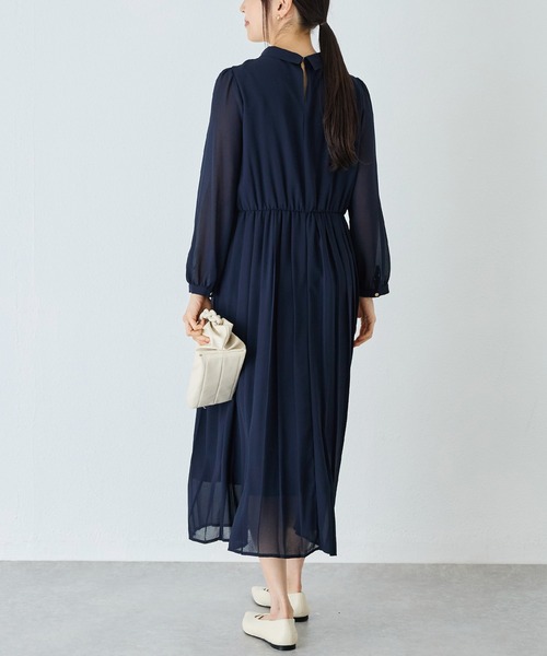 INCEDE（インシード）の「ボウタイ プリーツワンピース（ワンピース・レディース・ライトグレー/ネイビー・M/L/LL）」の3枚目の写真