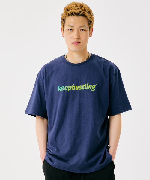 KEEPHUSTLING(キープハッスリング)の「パターンロゴ半袖Tシャツ(ネイビー)(Tシャツ/カットソー・レディース・ネイビー・MEDIUM/LARGE/X-LARGE)」の1枚目の写真
