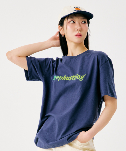 KEEPHUSTLING(キープハッスリング)の「パターンロゴ半袖Tシャツ(ネイビー)(Tシャツ/カットソー・レディース・ネイビー・MEDIUM/LARGE/X-LARGE)」の2枚目の写真
