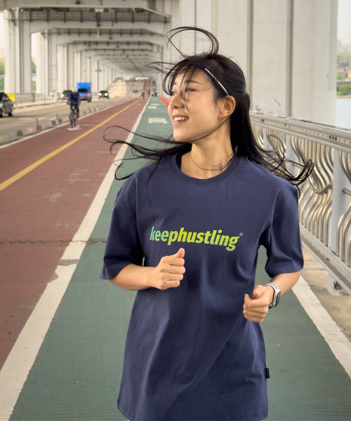 KEEPHUSTLING(キープハッスリング)の「パターンロゴ半袖Tシャツ(ネイビー)(Tシャツ/カットソー・レディース・ネイビー・MEDIUM/LARGE/X-LARGE)」の4枚目の写真