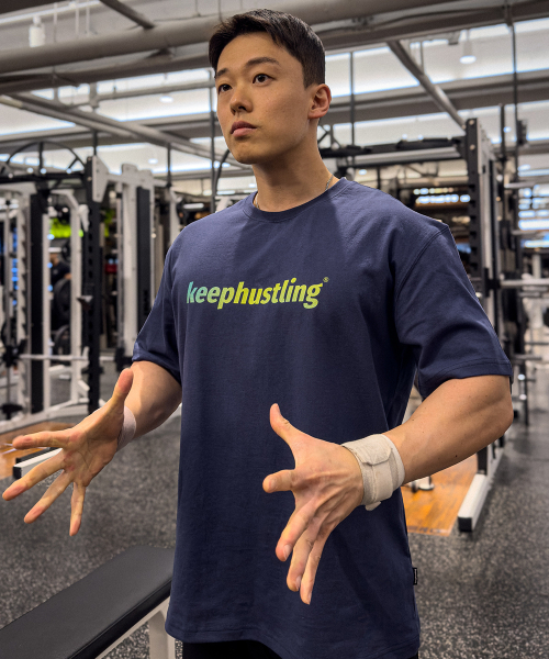 KEEPHUSTLING(キープハッスリング)の「パターンロゴ半袖Tシャツ(ネイビー)(Tシャツ/カットソー・レディース・ネイビー・MEDIUM/LARGE/X-LARGE)」の5枚目の写真