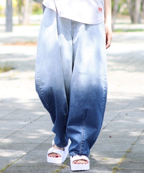 KRIFF MAYER Lady's Collection（クリフメイヤーレディースコレクション）の「【綿100%】バレルレッググラデーションパンツ（デニムパンツ・レディース・ダークブルー/ブラック/ライトブルー・MEDIUM/LARGE）」の14枚目の写真