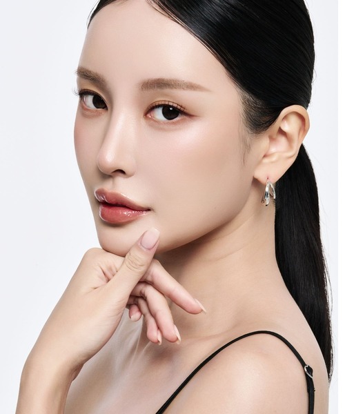 Lyvi(ライビィ)の「Crescent Curve Piercing / 金属アレルギー対応(ピアス(両耳用)・レディース・シルバー/ゴールド・FREE)」の12枚目の写真