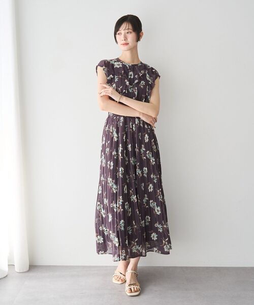 YECCA VECCA(イェッカヴェッカ)の「フラワー柄フリルプリーツワンピース(ワンピース・レディース・オフホワイト/ブラウン・FREE)」の1枚目の写真