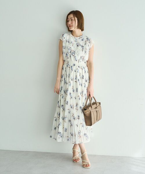 YECCA VECCA(イェッカヴェッカ)の「フラワー柄フリルプリーツワンピース(ワンピース・レディース・オフホワイト/ブラウン・FREE)」の4枚目の写真