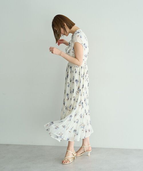 YECCA VECCA(イェッカヴェッカ)の「フラワー柄フリルプリーツワンピース(ワンピース・レディース・オフホワイト/ブラウン・FREE)」の6枚目の写真