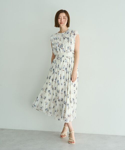 YECCA VECCA(イェッカヴェッカ)の「フラワー柄フリルプリーツワンピース(ワンピース・レディース・オフホワイト/ブラウン・FREE)」の5枚目の写真
