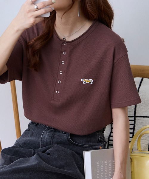 PENNEYS（ぺニーズ）の「PENNEYS/ペニーズ 別注 THE FOX ワンポイント刺繍 ワッフル ヘンリーネック ルーズ 半袖Tシャツ（Tシャツ/カットソー・レディース・ブラウン系/ワイン/ブラック/チャコールグレー/オフホワイト/ブラック系/ネイビー/ライトグレー・L/M）」の6枚目の写真
