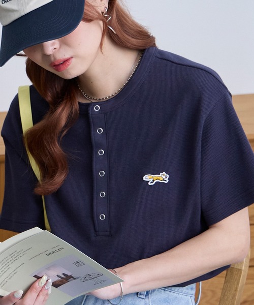 PENNEYS（ぺニーズ）の「PENNEYS/ペニーズ 別注 THE FOX ワンポイント刺繍 ワッフル ヘンリーネック ルーズ 半袖Tシャツ（Tシャツ/カットソー・レディース・ブラウン系/ワイン/ブラック/チャコールグレー/オフホワイト/ブラック系/ネイビー/ライトグレー・L/M）」の7枚目の写真