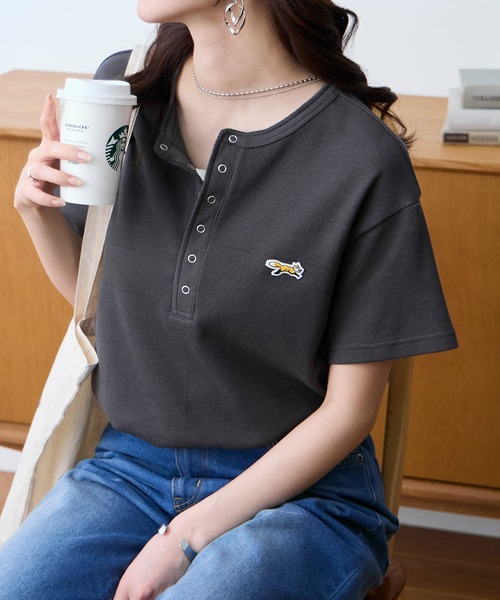 PENNEYS（ぺニーズ）の「PENNEYS/ペニーズ 別注 THE FOX ワンポイント刺繍 ワッフル ヘンリーネック ルーズ 半袖Tシャツ（Tシャツ/カットソー・レディース・ブラウン系/ワイン/ブラック/チャコールグレー/オフホワイト/ブラック系/ネイビー/ライトグレー・L/M）」の4枚目の写真