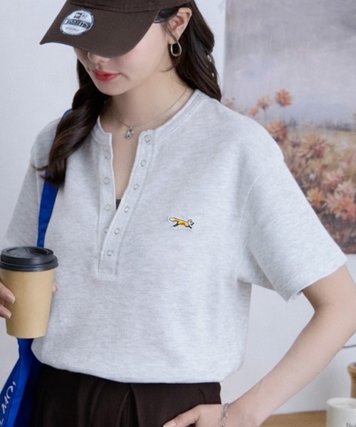 PENNEYS（ぺニーズ）の「PENNEYS/ペニーズ 別注 THE FOX ワンポイント刺繍 ワッフル ヘンリーネック ルーズ 半袖Tシャツ（Tシャツ/カットソー・レディース・ブラウン系/ワイン/ブラック/チャコールグレー/オフホワイト/ブラック系/ネイビー/ライトグレー・L/M）」の5枚目の写真
