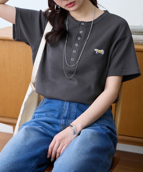 PENNEYS（ぺニーズ）の「PENNEYS/ペニーズ 別注 THE FOX ワンポイント刺繍 ワッフル ヘンリーネック ルーズ 半袖Tシャツ（Tシャツ/カットソー・レディース・ブラウン系/ワイン/ブラック/チャコールグレー/オフホワイト/ブラック系/ネイビー/ライトグレー・L/M）」の12枚目の写真
