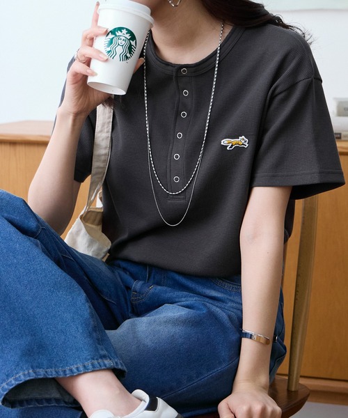 PENNEYS（ぺニーズ）の「PENNEYS/ペニーズ 別注 THE FOX ワンポイント刺繍 ワッフル ヘンリーネック ルーズ 半袖Tシャツ（Tシャツ/カットソー・レディース・ブラウン系/ワイン/ブラック/チャコールグレー/オフホワイト/ブラック系/ネイビー/ライトグレー・L/M）」の13枚目の写真