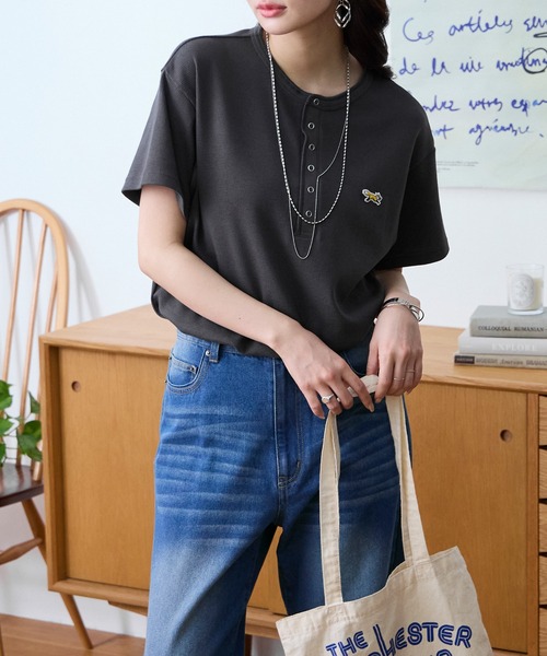 PENNEYS（ぺニーズ）の「PENNEYS/ペニーズ 別注 THE FOX ワンポイント刺繍 ワッフル ヘンリーネック ルーズ 半袖Tシャツ（Tシャツ/カットソー・レディース・ブラウン系/ワイン/ブラック/チャコールグレー/オフホワイト/ブラック系/ネイビー/ライトグレー・L/M）」の15枚目の写真