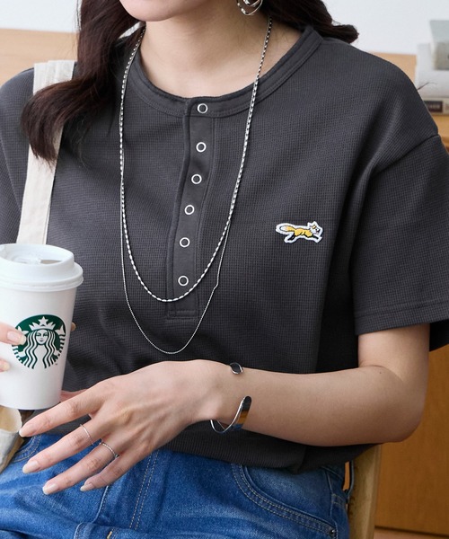 PENNEYS（ぺニーズ）の「PENNEYS/ペニーズ 別注 THE FOX ワンポイント刺繍 ワッフル ヘンリーネック ルーズ 半袖Tシャツ（Tシャツ/カットソー・レディース・ブラウン系/ワイン/ブラック/チャコールグレー/オフホワイト/ブラック系/ネイビー/ライトグレー・L/M）」の18枚目の写真